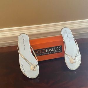 Dooballo Womens Polished Sliver Flip Flops (Size 10)